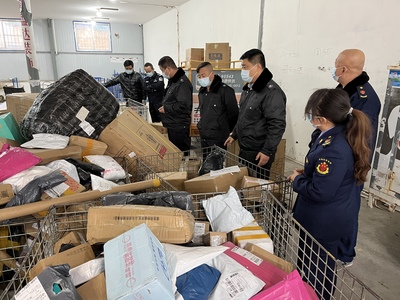 子洲县公安局环食药大队联合县烟草专卖局开展烟草专项检查强化酒类市场监管